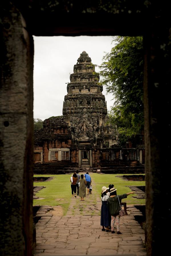 Situada a unos 300 kilómetros al noreste de Bangkok y 260 kilómetros al noroeste de Angkor, Phimai era una antigua ciudad jemer rodeada por todos lados por fosos y muros que lo rodeaban, de los cuales aún quedan vestigios. Situado en el centro de la ciudad, Prasat Phimai era un santuario budista Mahayana originalmente construido en el siglo 11 después de que una gran parte del Reino Budista de Dhvaravadi fue conquistada. Ahora es conocido como Prasat Hin Phimai o Phimai Stone Castle y es el mayor santuario de arenisca en Tailandia, mide más de 1,000 metros de largo y 600 metros de ancho y su pagoda principal tiene una impresionante altura de 28 metros