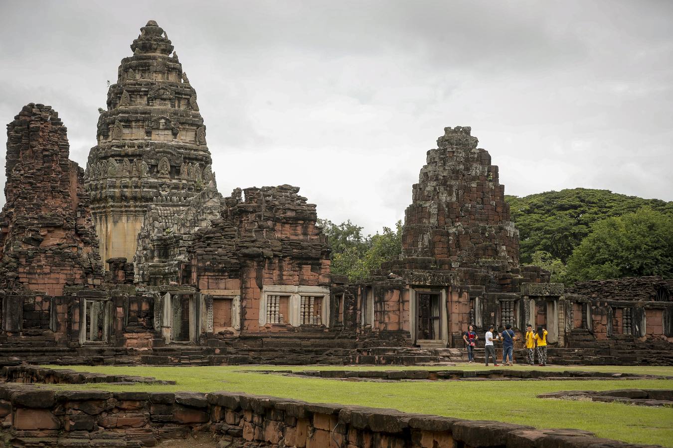 Situada a unos 300 kilómetros al noreste de Bangkok y 260 kilómetros al noroeste de Angkor, Phimai era una antigua ciudad jemer rodeada por todos lados por fosos y muros que lo rodeaban, de los cuales aún quedan vestigios. Situado en el centro de la ciudad, Prasat Phimai era un santuario budista Mahayana originalmente construido en el siglo 11 después de que una gran parte del Reino Budista de Dhvaravadi fue conquistada. Ahora es conocido como Prasat Hin Phimai o Phimai Stone Castle y es el mayor santuario de arenisca en Tailandia, mide más de 1,000 metros de largo y 600 metros de ancho y su pagoda principal tiene una impresionante altura de 28 metros