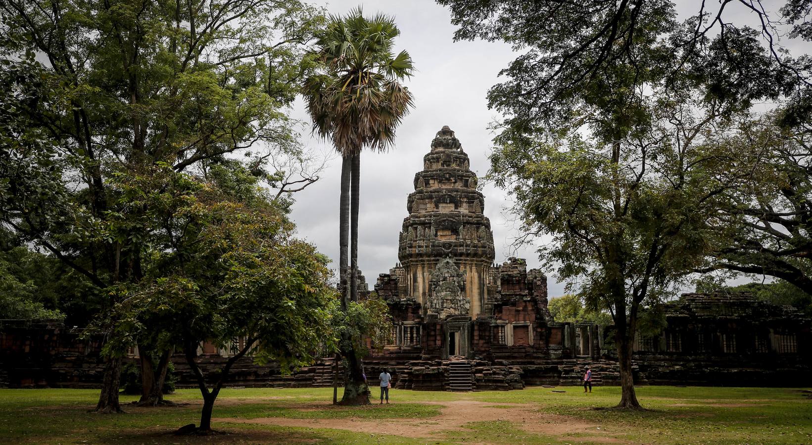 Situada a unos 300 kilómetros al noreste de Bangkok y 260 kilómetros al noroeste de Angkor, Phimai era una antigua ciudad jemer rodeada por todos lados por fosos y muros que lo rodeaban, de los cuales aún quedan vestigios. Situado en el centro de la ciudad, Prasat Phimai era un santuario budista Mahayana originalmente construido en el siglo 11 después de que una gran parte del Reino Budista de Dhvaravadi fue conquistada. Ahora es conocido como Prasat Hin Phimai o Phimai Stone Castle y es el mayor santuario de arenisca en Tailandia, mide más de 1,000 metros de largo y 600 metros de ancho y su pagoda principal tiene una impresionante altura de 28 metros