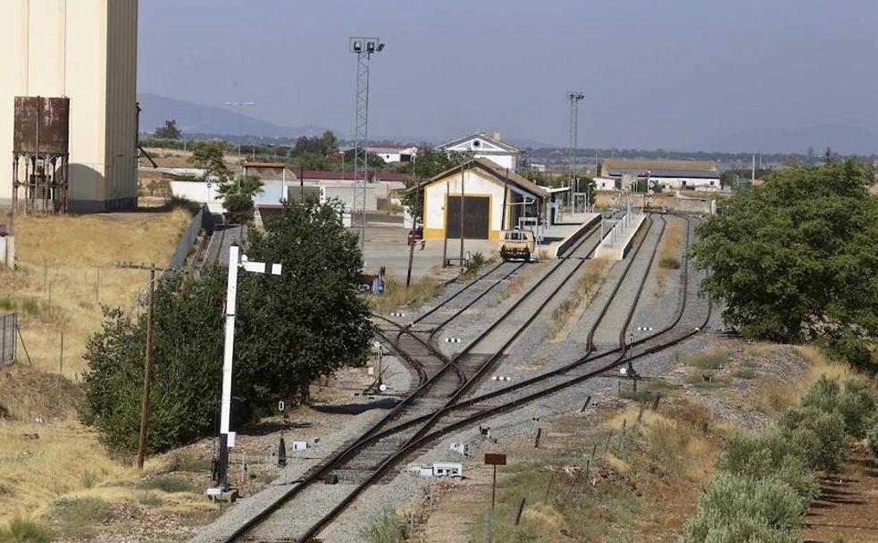 Estación de Castuera, donde comenzará la renovación de la línea Badajoz-Ciudad Real. :: 