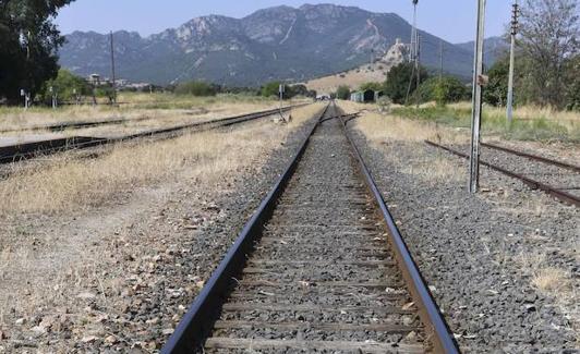 Estado de la vía en Almorchón; al fondo, restos del castillo. :: 