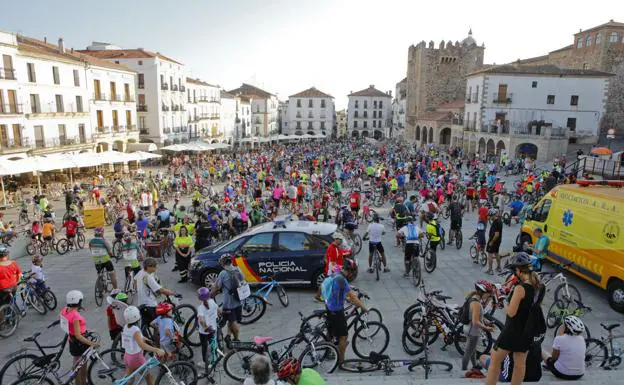 La salida de la Fiesta de la Bicicleta de Cáceres fue desde la Plaza Mayor de Cáceres