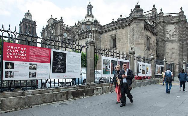 Vista exterior de la catedral de la Ciudad de México.