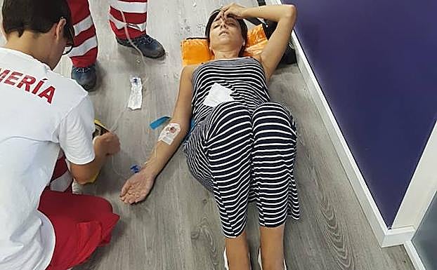 Una mujer es atentida por los servicios sanitarios.