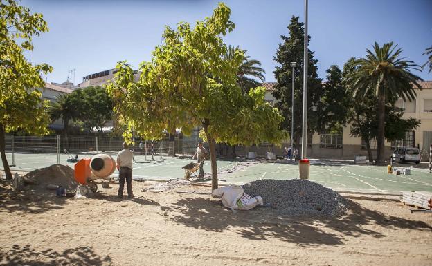 Obreros en el colegio Delicias, situado frente a la Plaza de Toros. Es uno de los centros en reforma. 