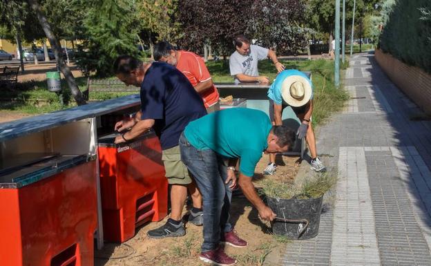 Los vecinos de Huerta Rosales desbrozan su parque para celebrar sus fiestas vecinales. 