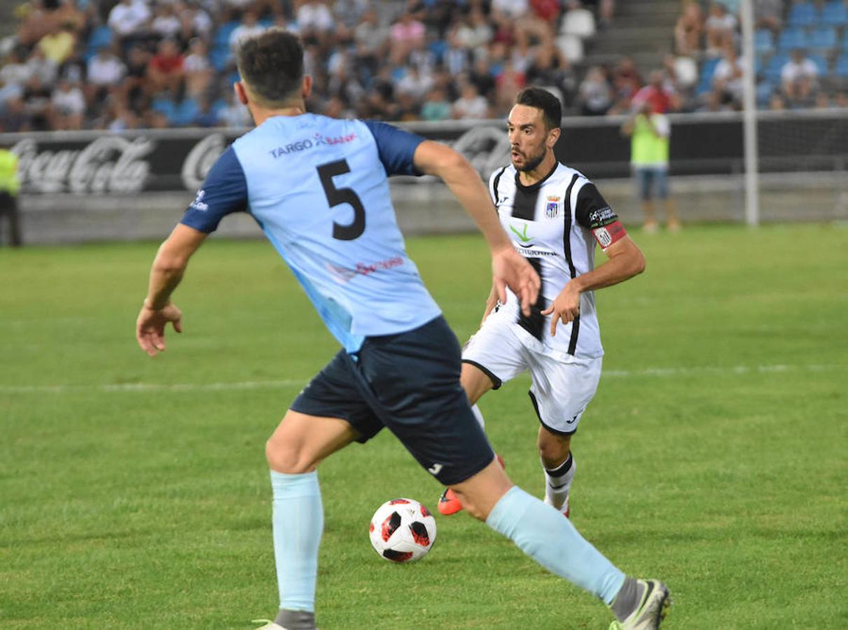 Fotos: El CD Badajoz deja escapar en el descuento la primera victoria en el Nuevo Vivero