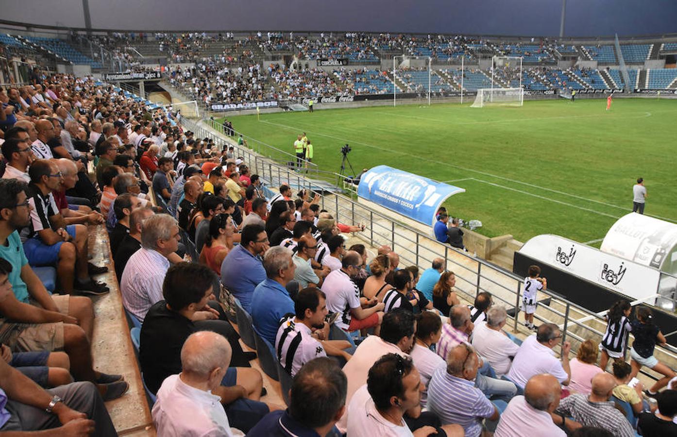 Fotos: El CD Badajoz deja escapar en el descuento la primera victoria en el Nuevo Vivero