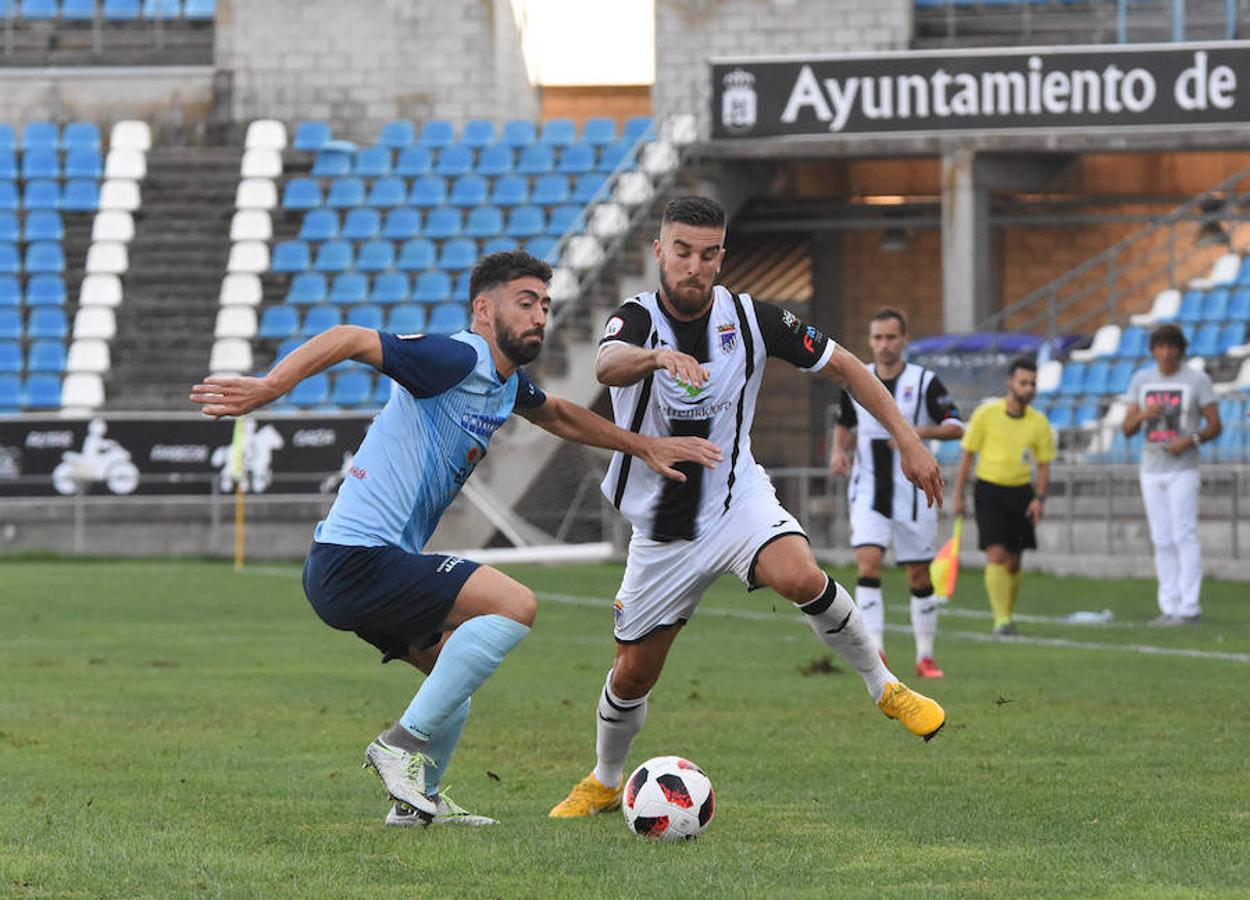 Fotos: El CD Badajoz deja escapar en el descuento la primera victoria en el Nuevo Vivero