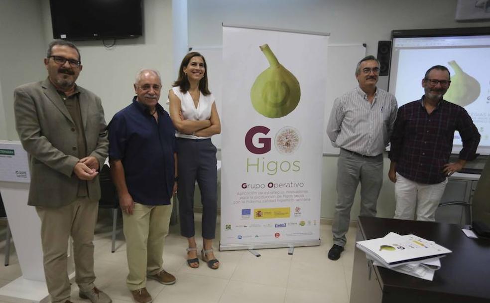 Varios de los asistentes a la presentación. Entre ellos, Alberto Buj (segundo por la izda., de Adismonta), Carmen González (Cicytex) y Antonio Cabezas (Junta, segundo por la derecha).