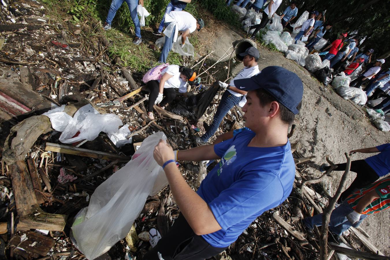 Miles de ciudadanos participaron en Panamá en una limpieza de playas con el objetivo de darle visibilidad al grave problema medioambiental de la contaminación de los océanos, y crear conciencia sobre la importancia de reducir el consumo de plásticos y hacer una buena disposición de los residuos. 