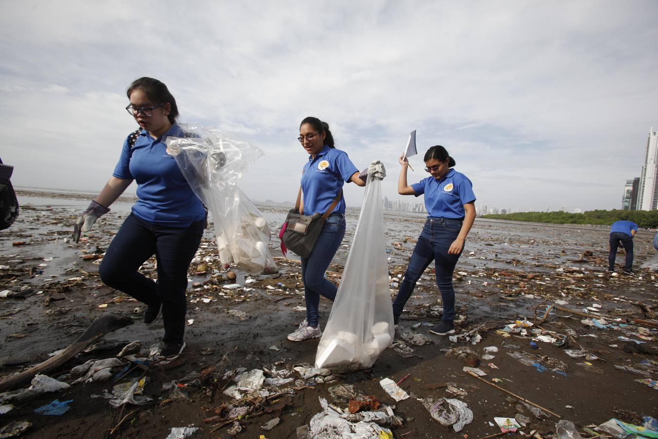 Miles de ciudadanos participaron en Panamá en una limpieza de playas con el objetivo de darle visibilidad al grave problema medioambiental de la contaminación de los océanos, y crear conciencia sobre la importancia de reducir el consumo de plásticos y hacer una buena disposición de los residuos. 