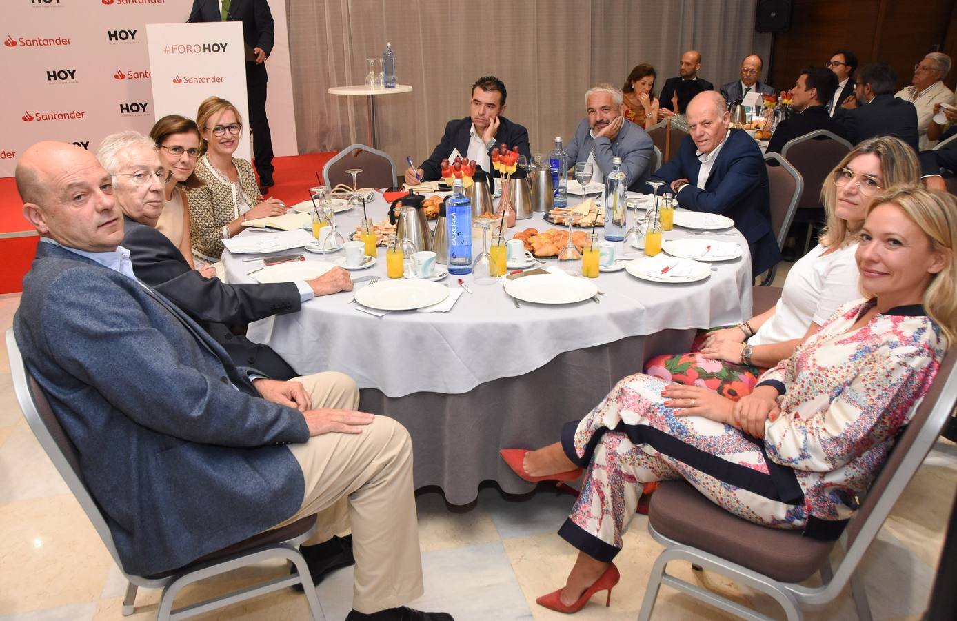 El presidente de la Junta ha anunciado varios avances en infraestructuras durante un desayuno organizado por el diario HOY y el Banco Santander.