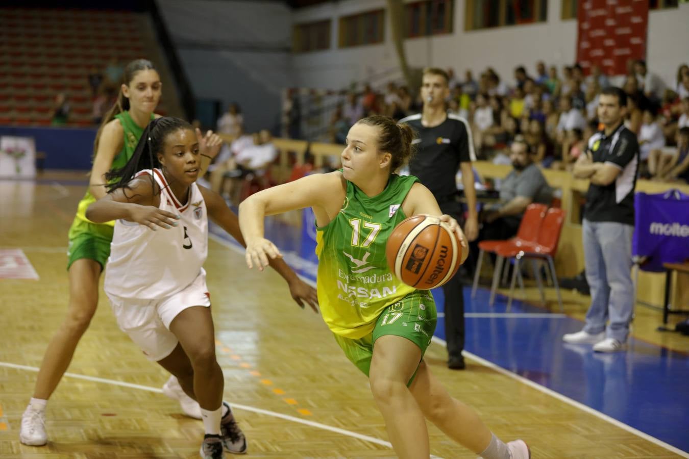 La veteranía de Pao Ferrari y la picardía de Paula Ginzo lideran la demoledora victoria del conjunto extremeño sobre el Benfica por 71-33 