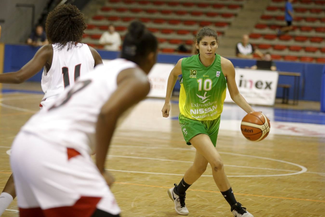 La veteranía de Pao Ferrari y la picardía de Paula Ginzo lideran la demoledora victoria del conjunto extremeño sobre el Benfica por 71-33 