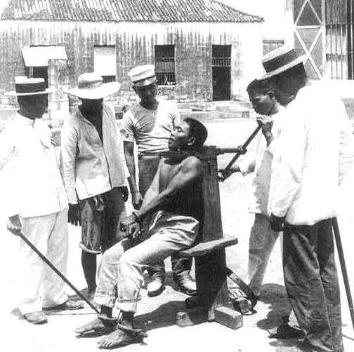Las colonias españolas también usaron el garrote vil. La foto es de una ejecución en 1901 en Filipinas.