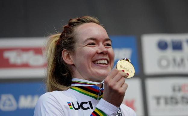 Anna van der Breggen posa con la medalla de oro lograda en Innsbrück. 