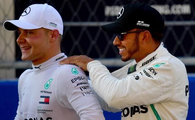 Bottas y Hamilton durante el GP de Rusia