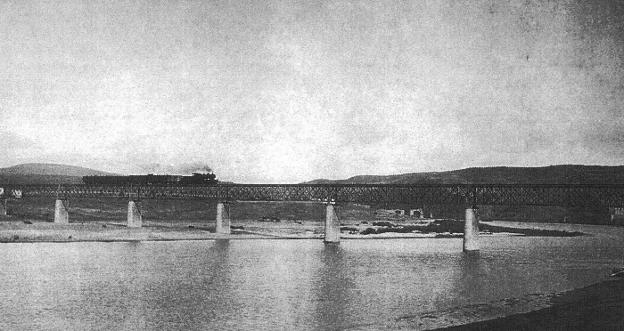 Un tren cruza por el viaducto de Gustave Eiffel en Alconétar, unos treinta kilómetros al norte de Cáceres. :: j. m. mellado