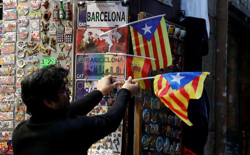 Esteladas y banderas españolas, a la venta en un bazar de Barcelona.