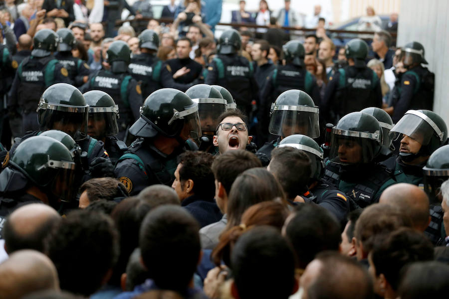 19:30. La Generalitat cifra los heridos en 1.066 personas durante los enfrentamientos en los colegios electorales.