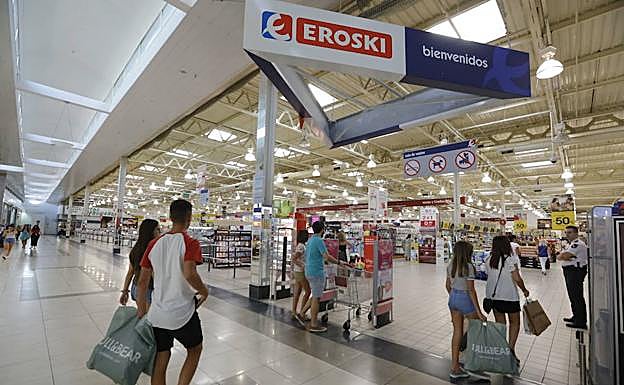Entrada al hipermercado de Eroski en el centro comercial Ruta de la Plata. :: L.C.