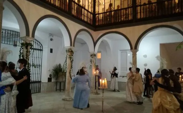 Público visitando el Palacio de 'Los Guzmanes' durante la edición anterior de la Noche en Blanco.