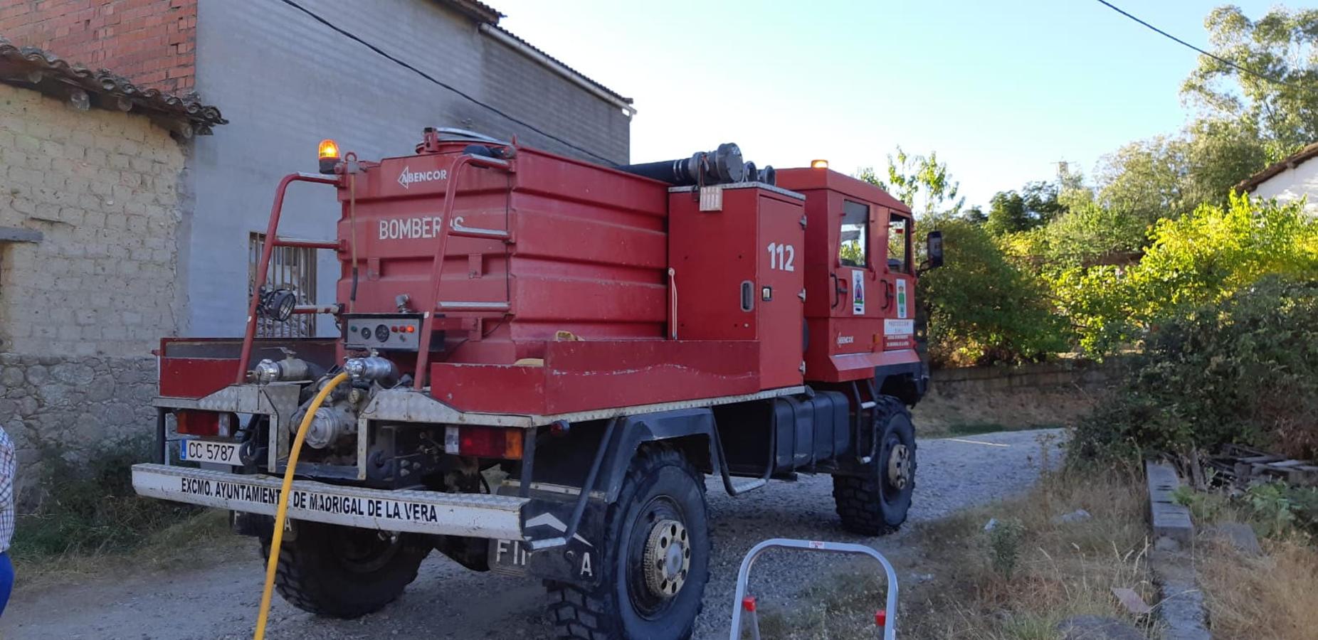 La rápida intervención del grupo de pronto auxilio de protección civil de Madrigal evitó la expansión del fuego evitando que se quemaran viviendas y secaderos lindantes