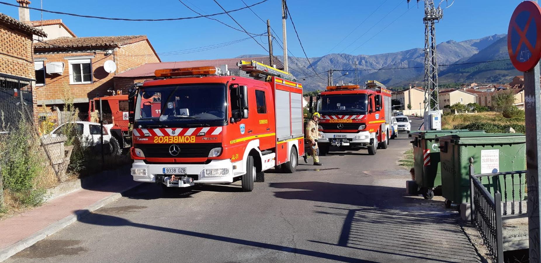 La rápida intervención del grupo de pronto auxilio de protección civil de Madrigal evitó la expansión del fuego evitando que se quemaran viviendas y secaderos lindantes