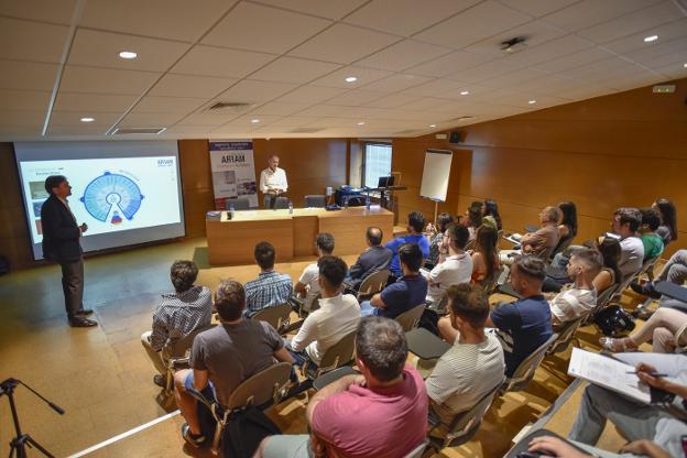 Carlos y Ángel Luis Arce en la charla de ayer en la Escuela de Ingenierías Industriales. :: j. v. arnelas