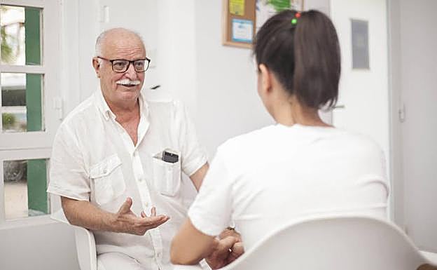 Antonio Floriano, durante una de las muchas escuchas que ha hecho a lo largo de su vida. :: 