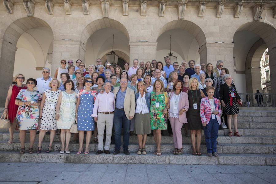 Promoción de maestros de 1968 en las escaleras del Ayuntamiento, junto a la alcaldesa.