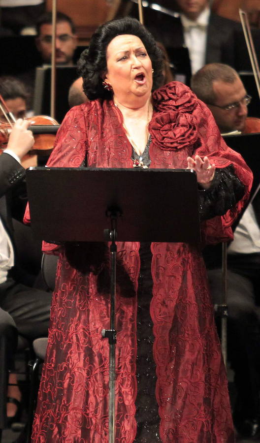 Caballé durante el recital en el Teatro Campoamor. 