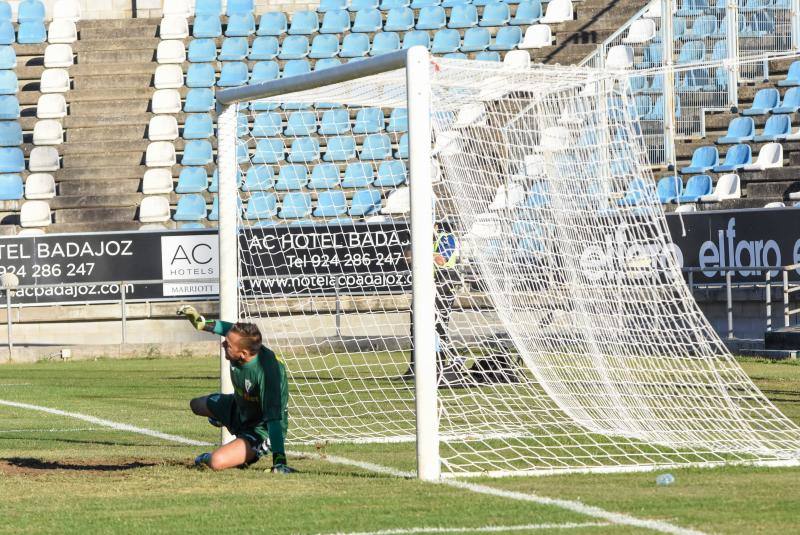 El delantero algecireño mandó a las nubes el penalti que pudo dar la victoria a un Badajoz espeso pero voluntarioso