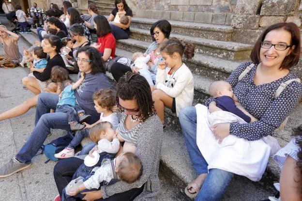 Varias mujeres dando el pecho a su hijos en la plaza de San Jorge. :: LORENZO CORDERO