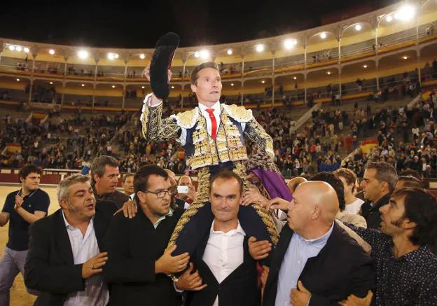 Diego Urdiales sale a hombros tras último festejo de la Feria de Otoño de Las Ventas. 