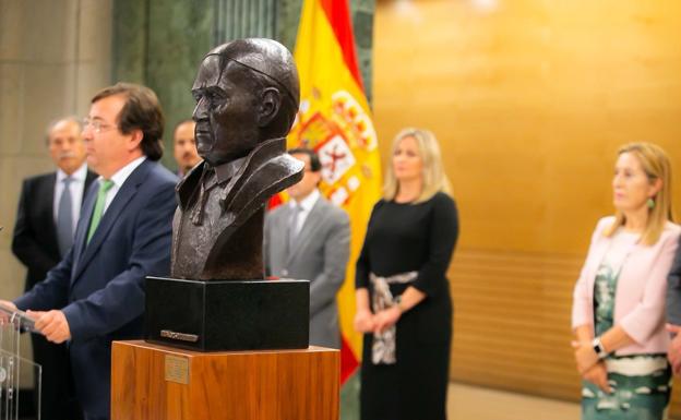 El busto de Diego Muñoz-Torrero fue descubierto en un acto al que asistieron la presidenta del Congreso, Ana Pastor, y Guillermo Fernández Vara::