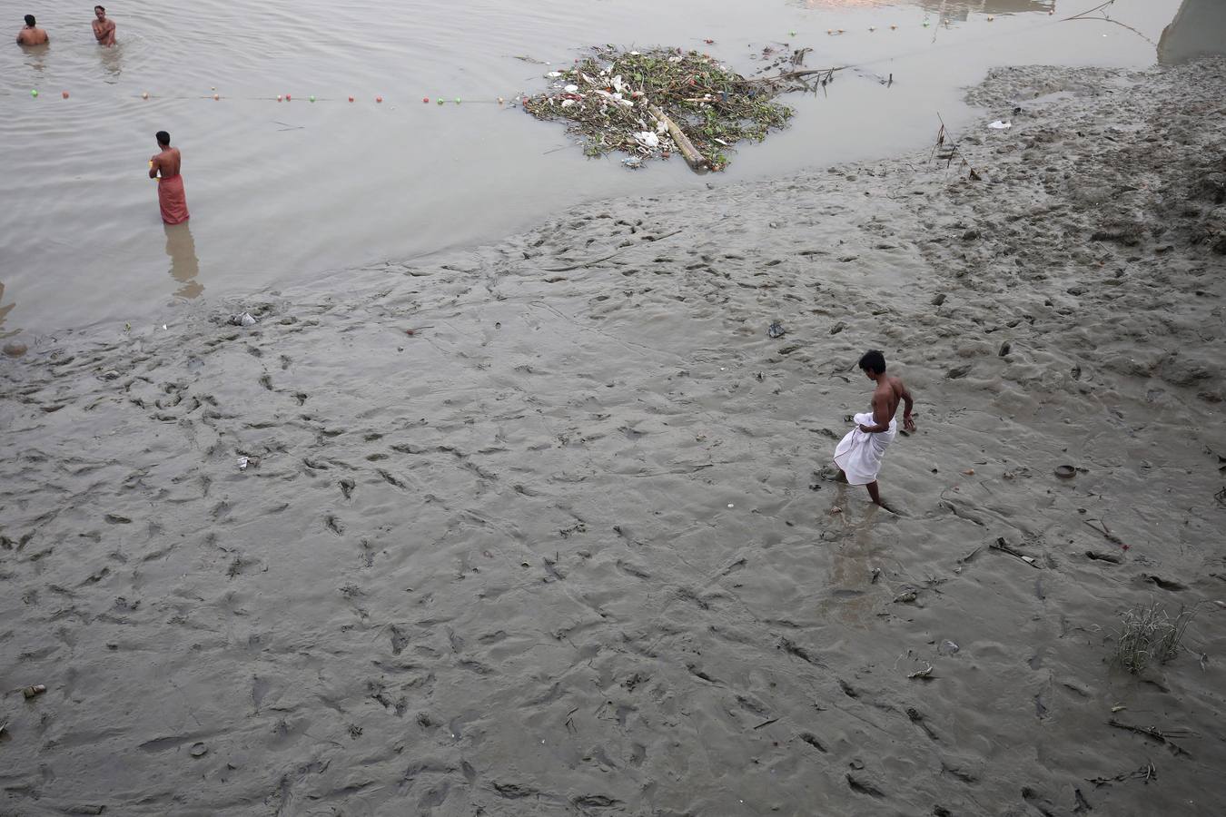 Ritual 'Tarpan' durante las oraciones de Mahalaya en las orillas del río sagrado Ganges en Calcuta, India oriental. Bengalíes de todo el mundo celebrarán el festival del 16 al 19 de octubre, que representa La victoria del bien sobre el mal y la celebración del poder femenino.