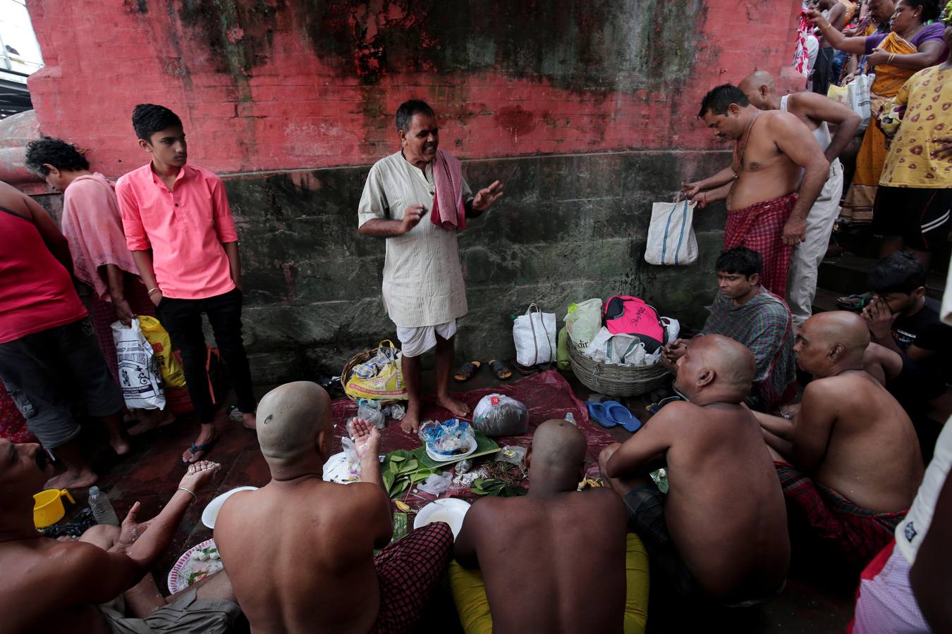 Ritual 'Tarpan' durante las oraciones de Mahalaya en las orillas del río sagrado Ganges en Calcuta, India oriental. Bengalíes de todo el mundo celebrarán el festival del 16 al 19 de octubre, que representa La victoria del bien sobre el mal y la celebración del poder femenino.