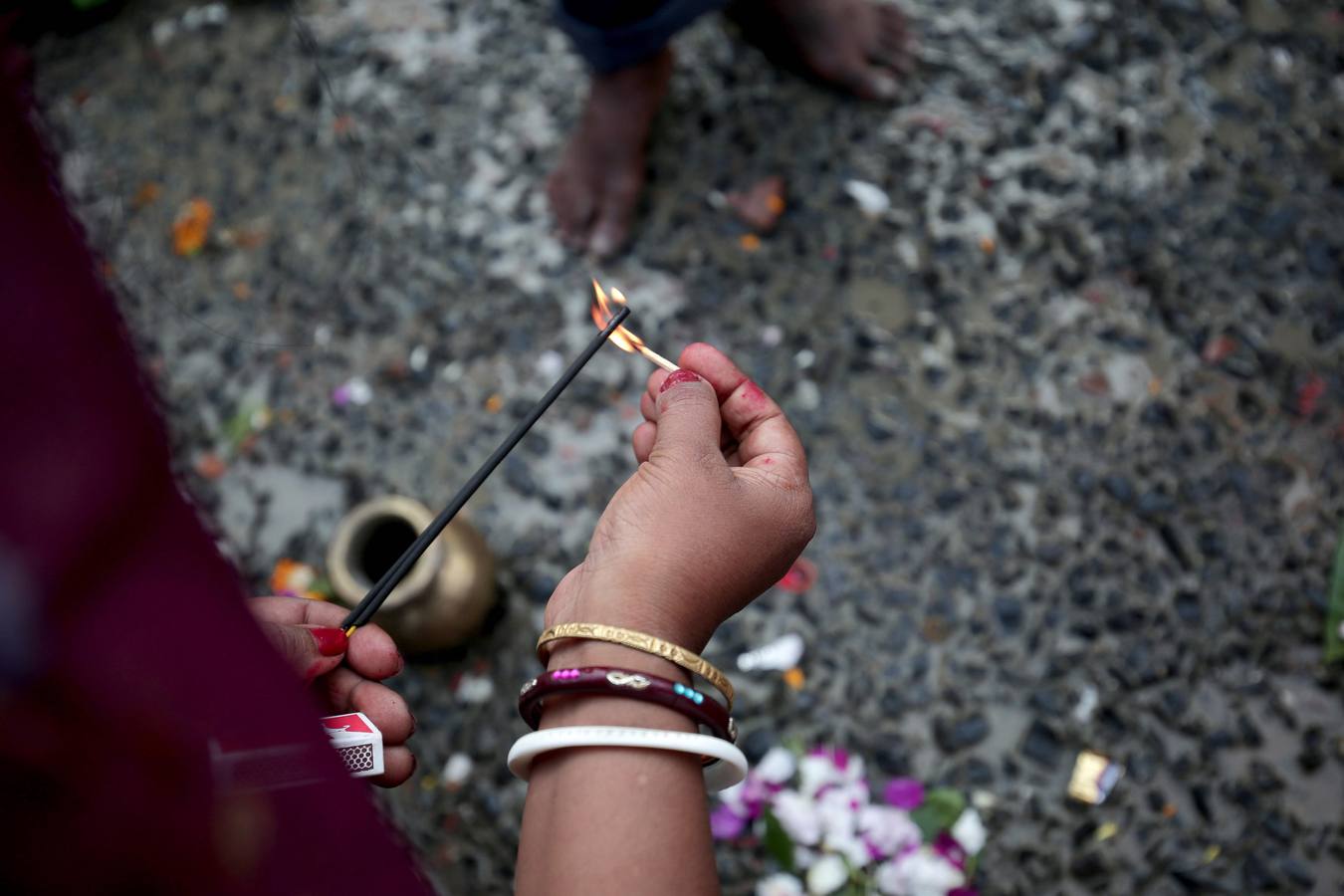 Ritual 'Tarpan' durante las oraciones de Mahalaya en las orillas del río sagrado Ganges en Calcuta, India oriental. Bengalíes de todo el mundo celebrarán el festival del 16 al 19 de octubre, que representa La victoria del bien sobre el mal y la celebración del poder femenino.