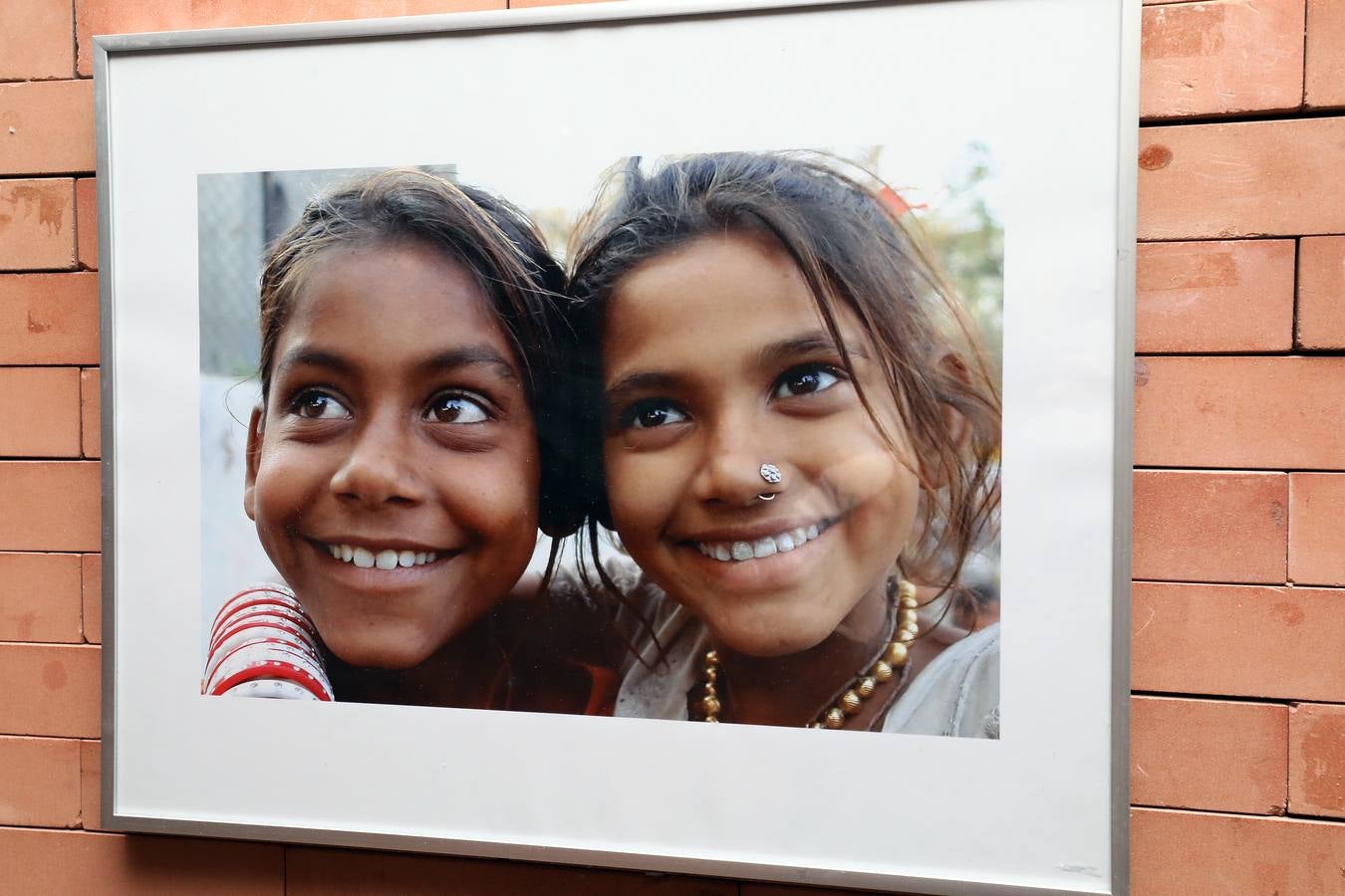 La Fundación Asha-Kiran organiza la exposición fotográfica 'Ojos para ver', compuesta de 81 imágenes que muestran la vida de niños de la India en situación de vulnerabilidad. Una exposición que hace reflexionar acerca de la dura realidad que vive gran parte de la humanidad. Se podrá ver en el Centro Cultural Alcazaba hasta el 14 de octubre.