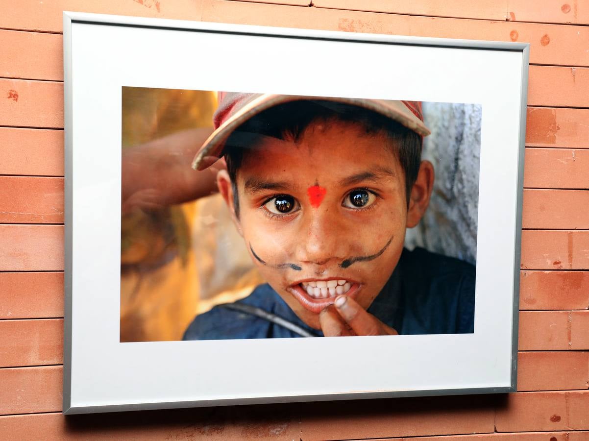 La Fundación Asha-Kiran organiza la exposición fotográfica 'Ojos para ver', compuesta de 81 imágenes que muestran la vida de niños de la India en situación de vulnerabilidad. Una exposición que hace reflexionar acerca de la dura realidad que vive gran parte de la humanidad. Se podrá ver en el Centro Cultural Alcazaba hasta el 14 de octubre.