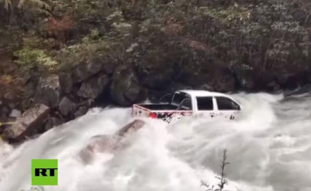 Atrapado en una catarata 