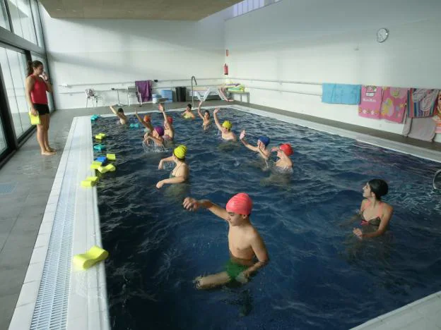 Uno de los cursos en la piscina climatizada. :: p. miranda