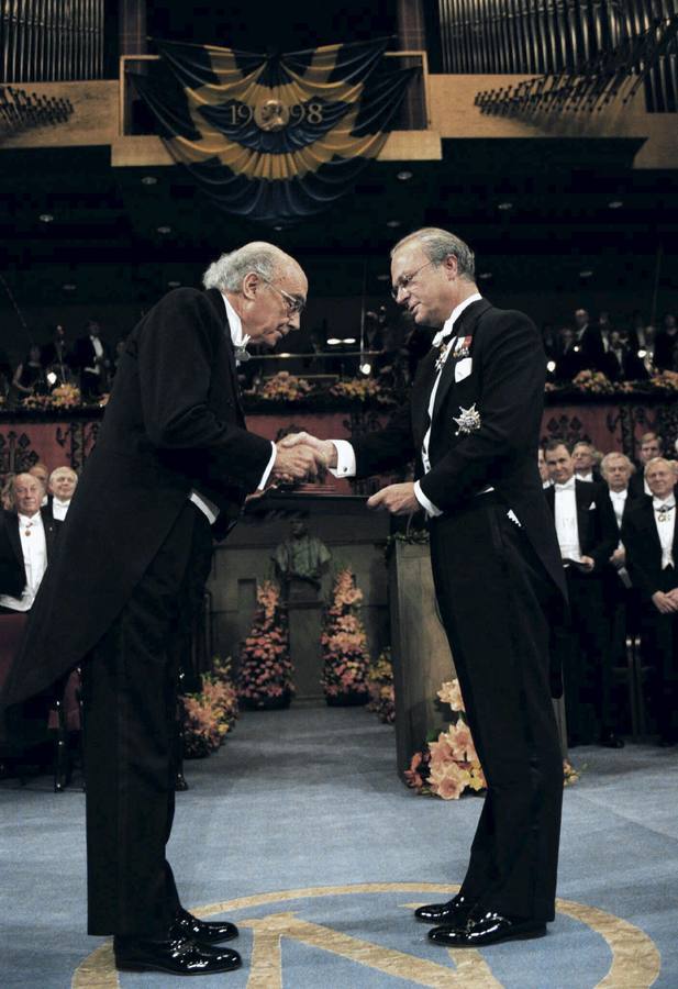 Recibiendo el Premio Nobel el 10 de diciembre de 1998.