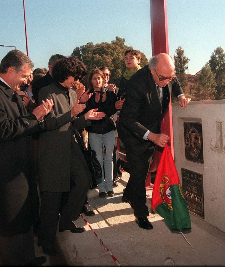 El 16 de diciembre de 1998 inauguró el puente que lleva su nombre en el río Caya.