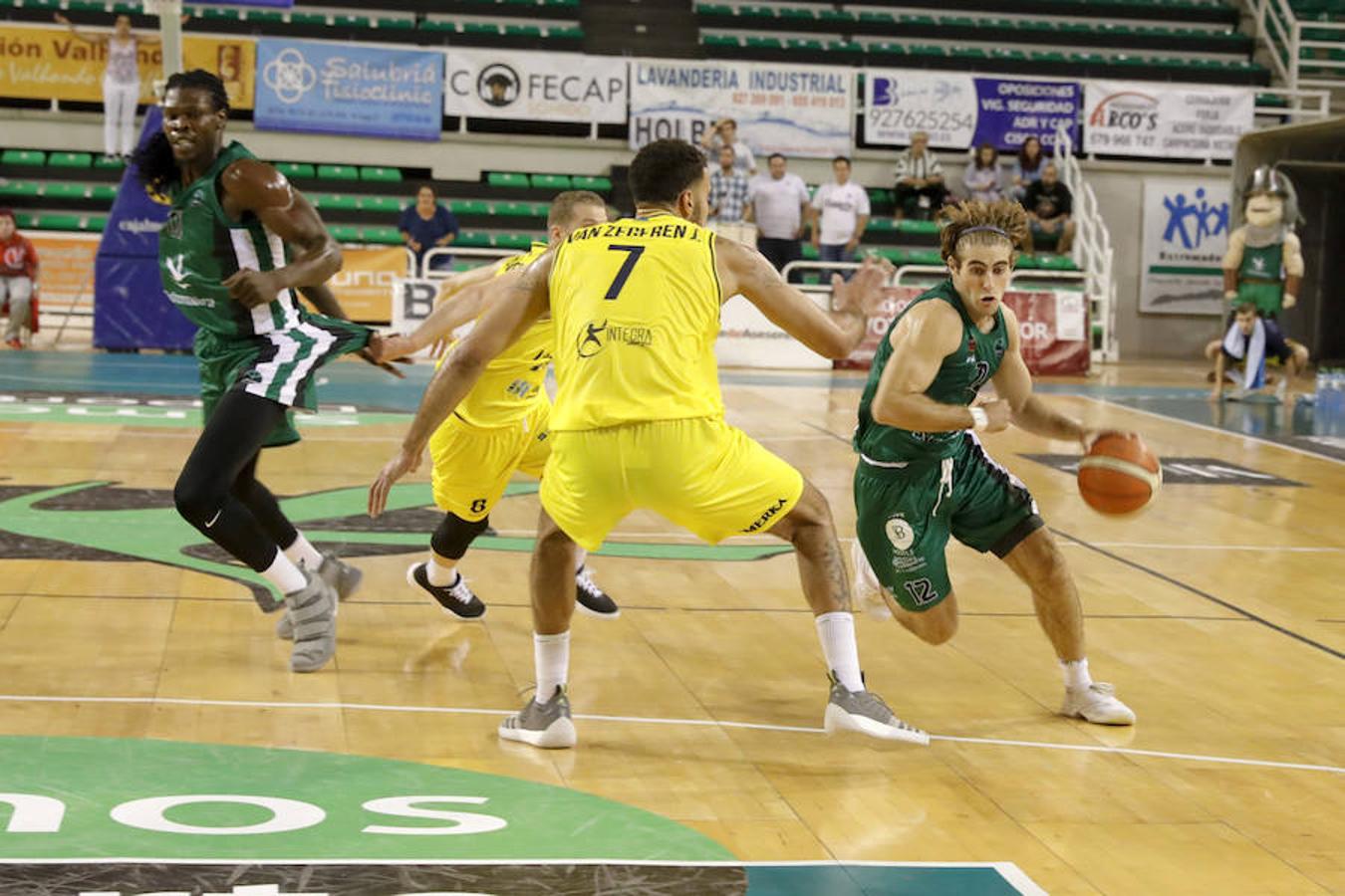 Los asturianos, tocados por una varita mágica en el tiro de tres, no dieron opciones a un Cáceres castigado por fallos en defensa y ataque