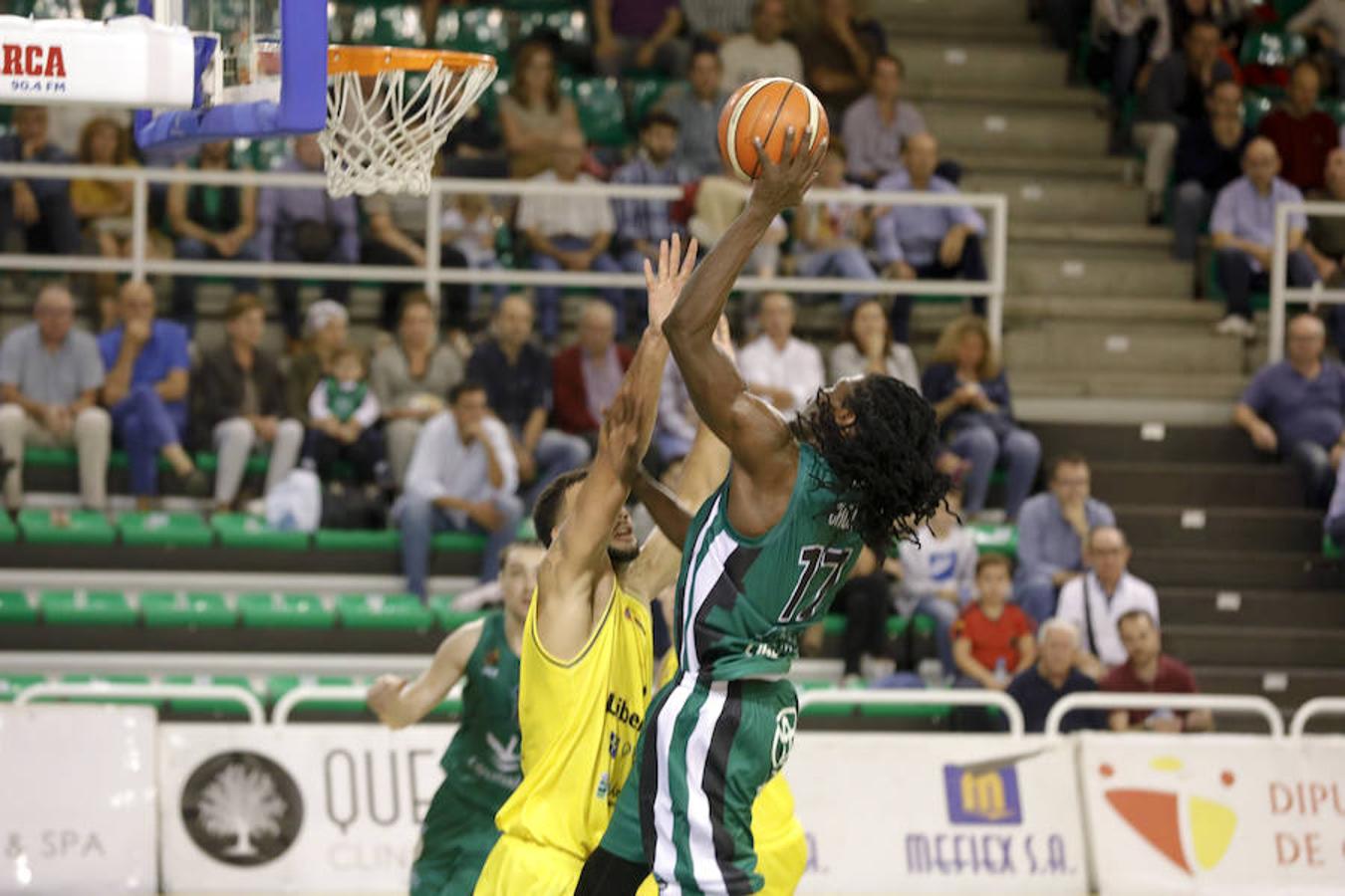 Los asturianos, tocados por una varita mágica en el tiro de tres, no dieron opciones a un Cáceres castigado por fallos en defensa y ataque