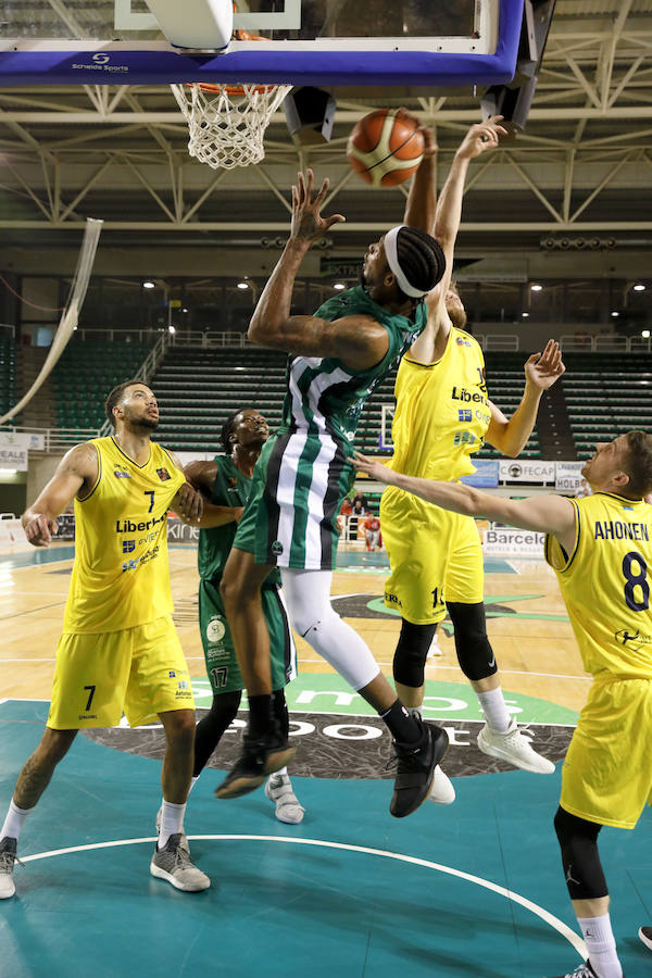 Los asturianos, tocados por una varita mágica en el tiro de tres, no dieron opciones a un Cáceres castigado por fallos en defensa y ataque