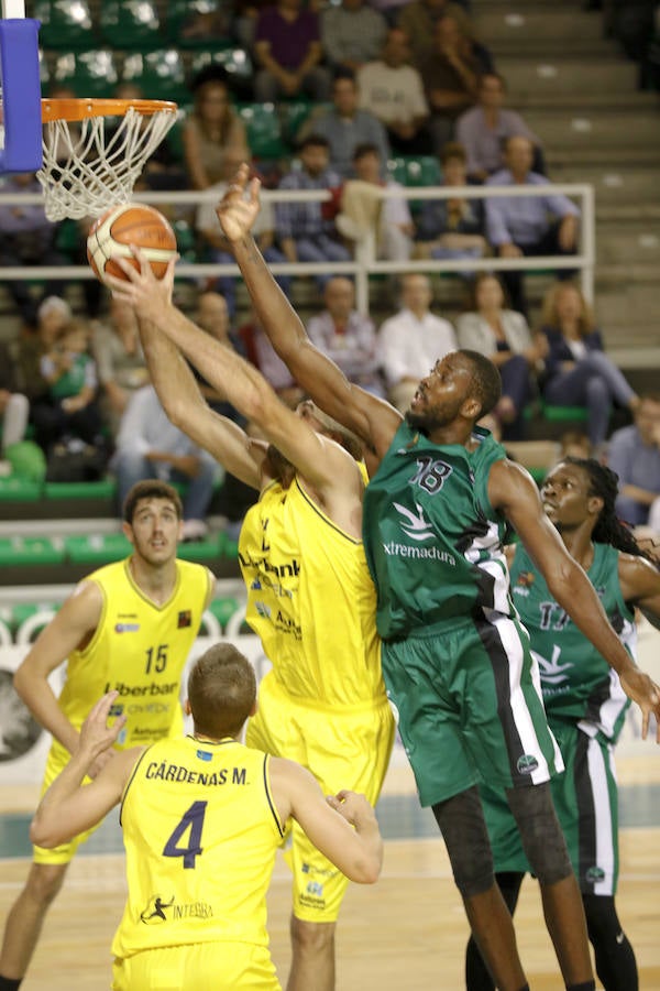 Los asturianos, tocados por una varita mágica en el tiro de tres, no dieron opciones a un Cáceres castigado por fallos en defensa y ataque